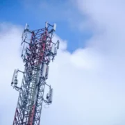 Вежа мобільного зв'язку велика на тлі неба-galery