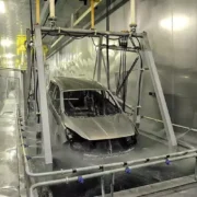 Автомобіль на кранштейні в ангарі для гарячого цинкуванні-galery
