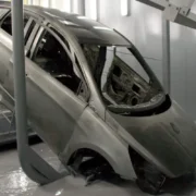 Автомобіль на кранштейні в ангарі в гарячому цинкуванні-galery