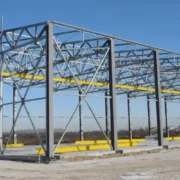 Металеві конструкції сірого кольору на тлі блакитного неба-galery
